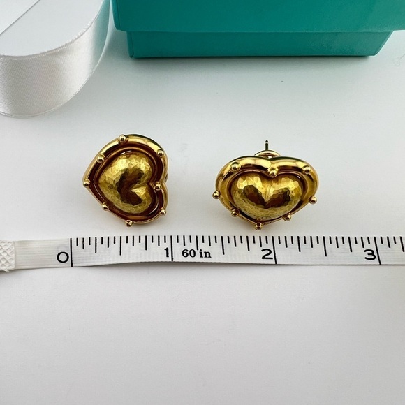 RARE Tiffany & Co. Vintage Paloma Picasso Hammered Heart Earrings 18k Gold ✨ - Picture 7 of 8